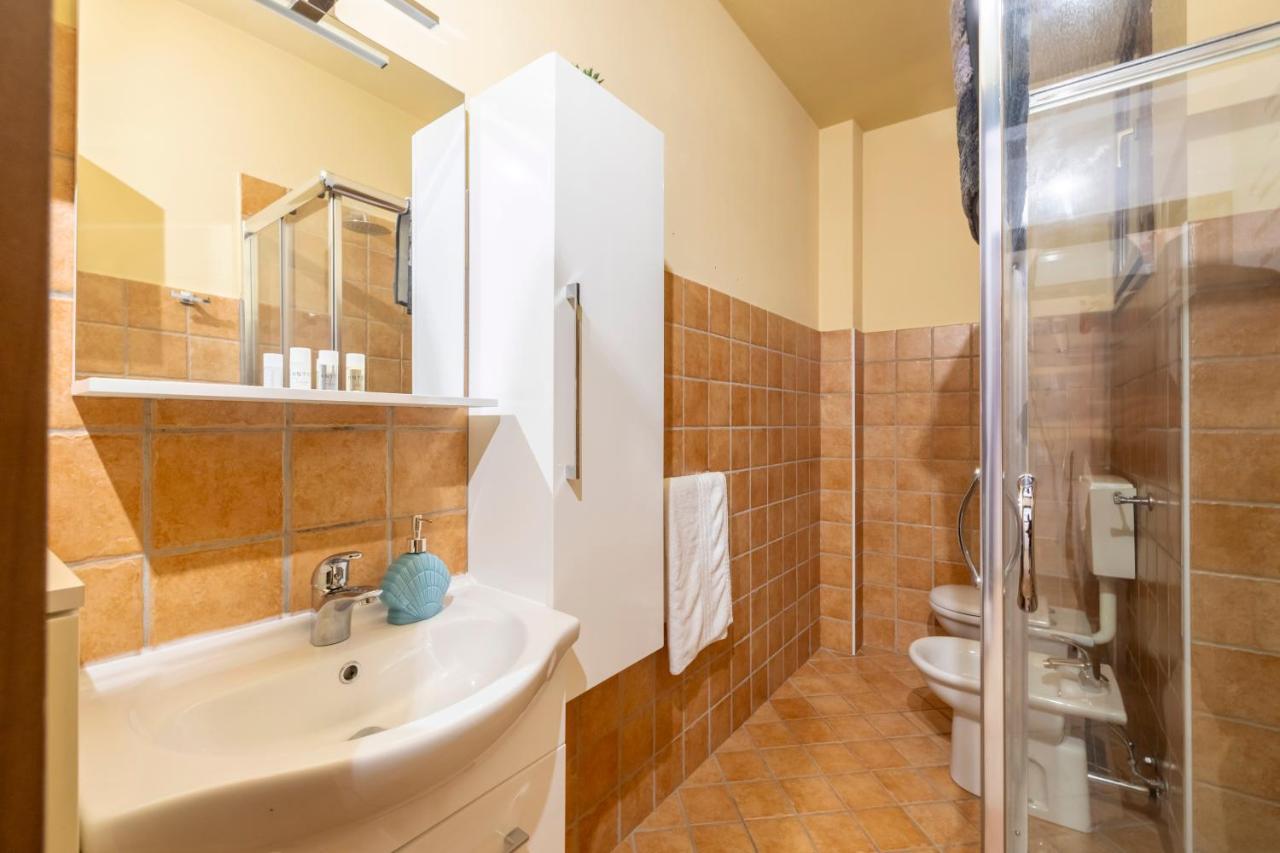 Ferienwohnung Leonardo Academy In 5' - Parcheggio Gratis - Laghi & Wi-Fi Sesto Calende Exterior foto